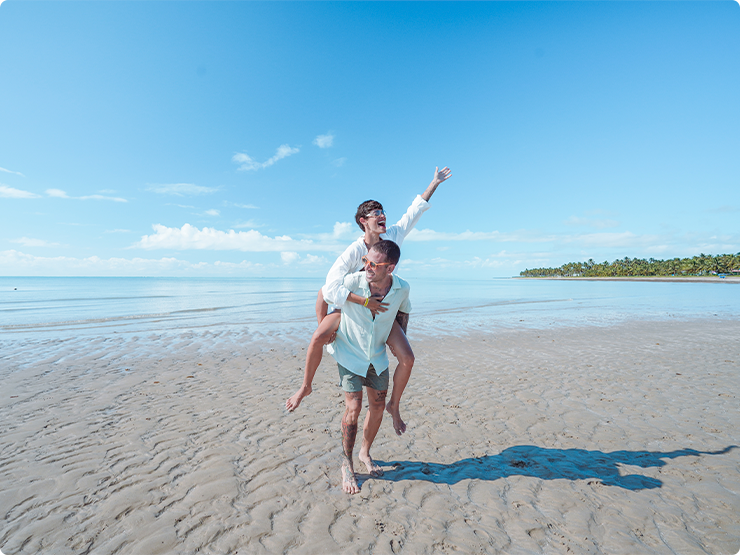Casal aproveitando momento descontraído na praia de Japaratinga.