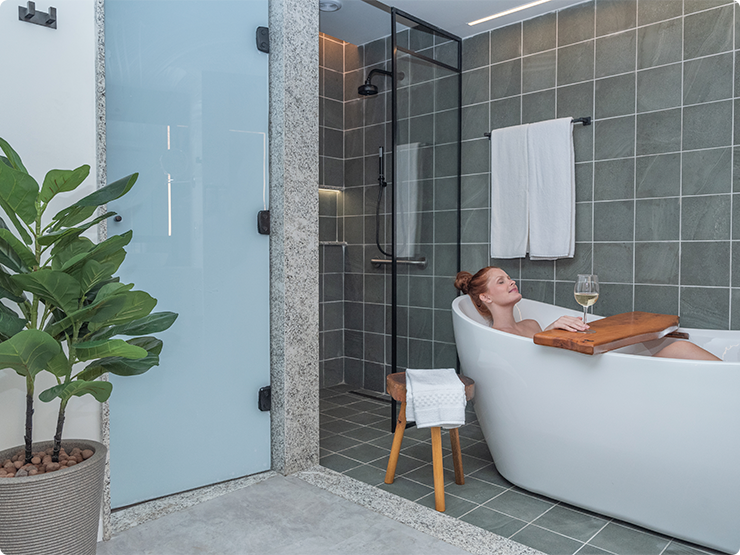 Mulher relaxando em uma banheira com uma taça de vinho na
Garden Exclusive.