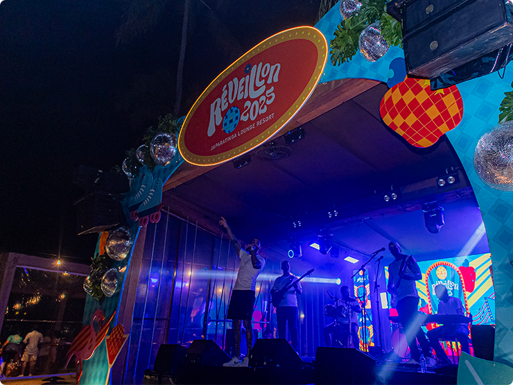 Palco do Réveillon Japaratinga Lounge Resort, apresentando uma
banda ao vivo e ambiente super animado.