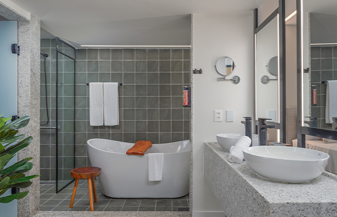 Área de banho da Garden Exclusive, com banheira de imersão e
design sofisticado.