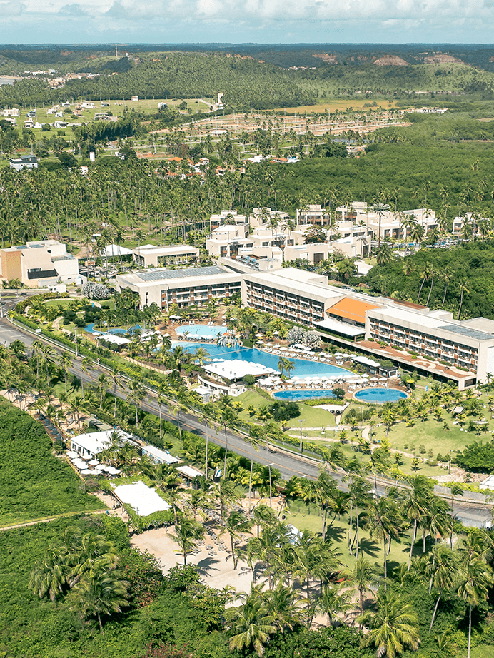 Vista aérea do Japaratinga Lounge Resort à beira-mar na Costa dos Corais em Alagoas.