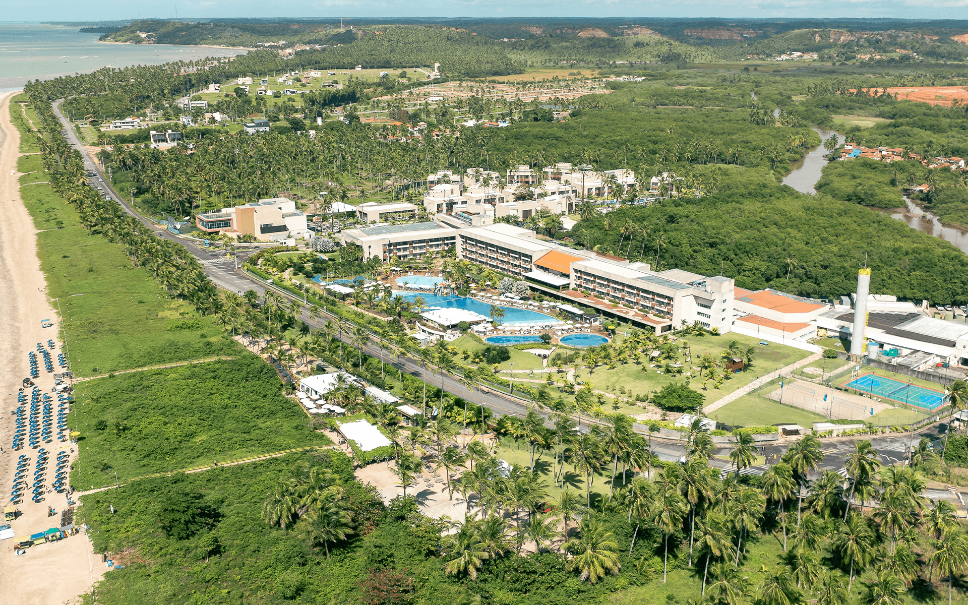 Vista aérea do Japaratinga Lounge Resort à beira-mar na Costa dos Corais em Alagoas.