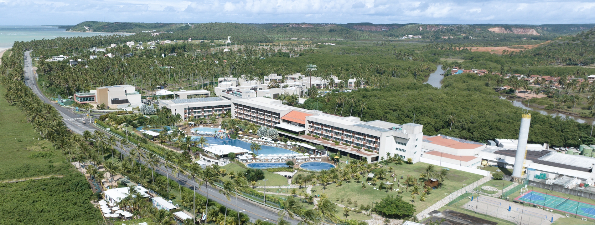 semana-do-consumidor-japaratinga-lounge-resort Vista aérea do primeiro All inclusive Premium pé na areia, o Japaratinga Lounge Resort, com seu complexo de piscinas e acomodações, além dos pontos de consumo, cercado por uma densa vegetação nativa, como a restinga e os coqueirais.