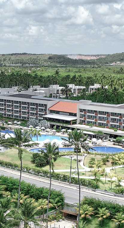 Vista aérea do primeiro All inclusive Premium pé na areia, o Japaratinga Lounge Resort, com seu complexo de piscinas e acomodações, além dos pontos de consumo, cercado por uma densa vegetação nativa, como a restinga  e os coqueirais.
