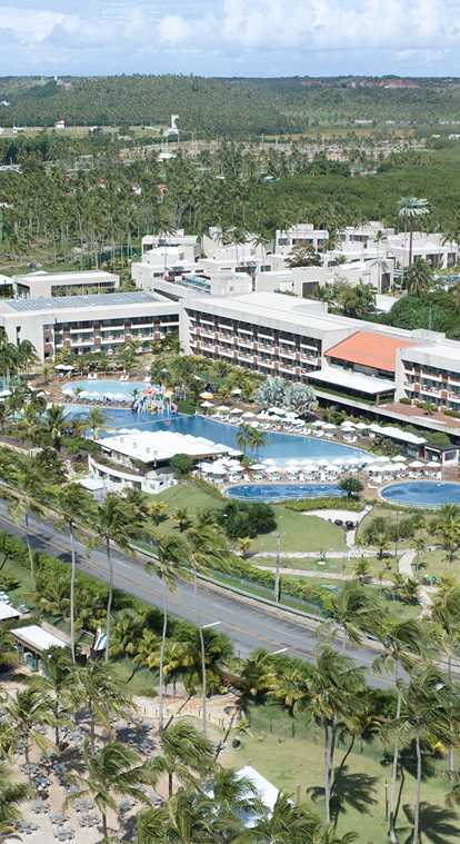 semana-do-consumidor-japaratinga-lounge-resort Vista aérea do primeiro All inclusive Premium pé na areia, o Japaratinga Lounge Resort, com seu complexo de piscinas e acomodações, além dos pontos de consumo, cercado por uma densa vegetação nativa, como a restinga e os coqueirais.